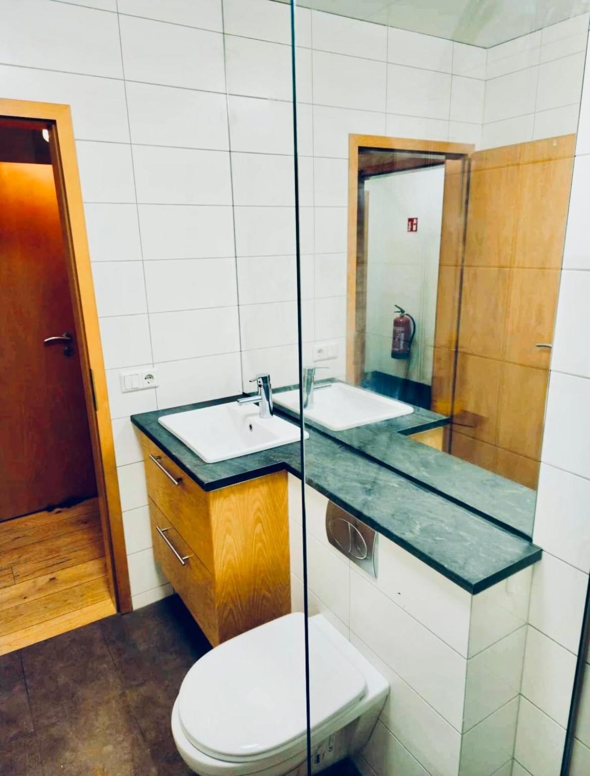 G10 Apartments อาคูเรย์รี ภายนอก รูปภาพ