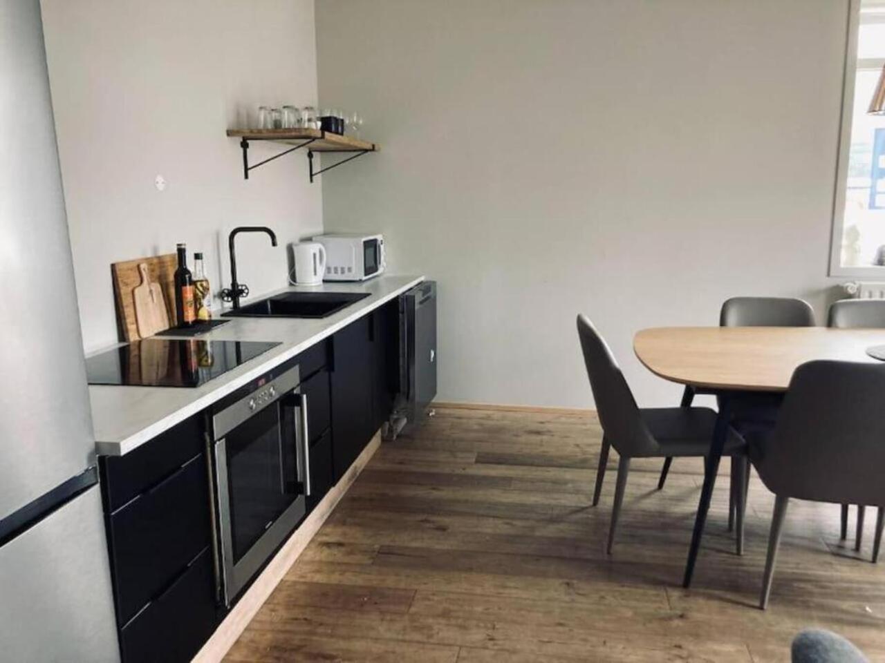 G10 Apartments อาคูเรย์รี ภายนอก รูปภาพ