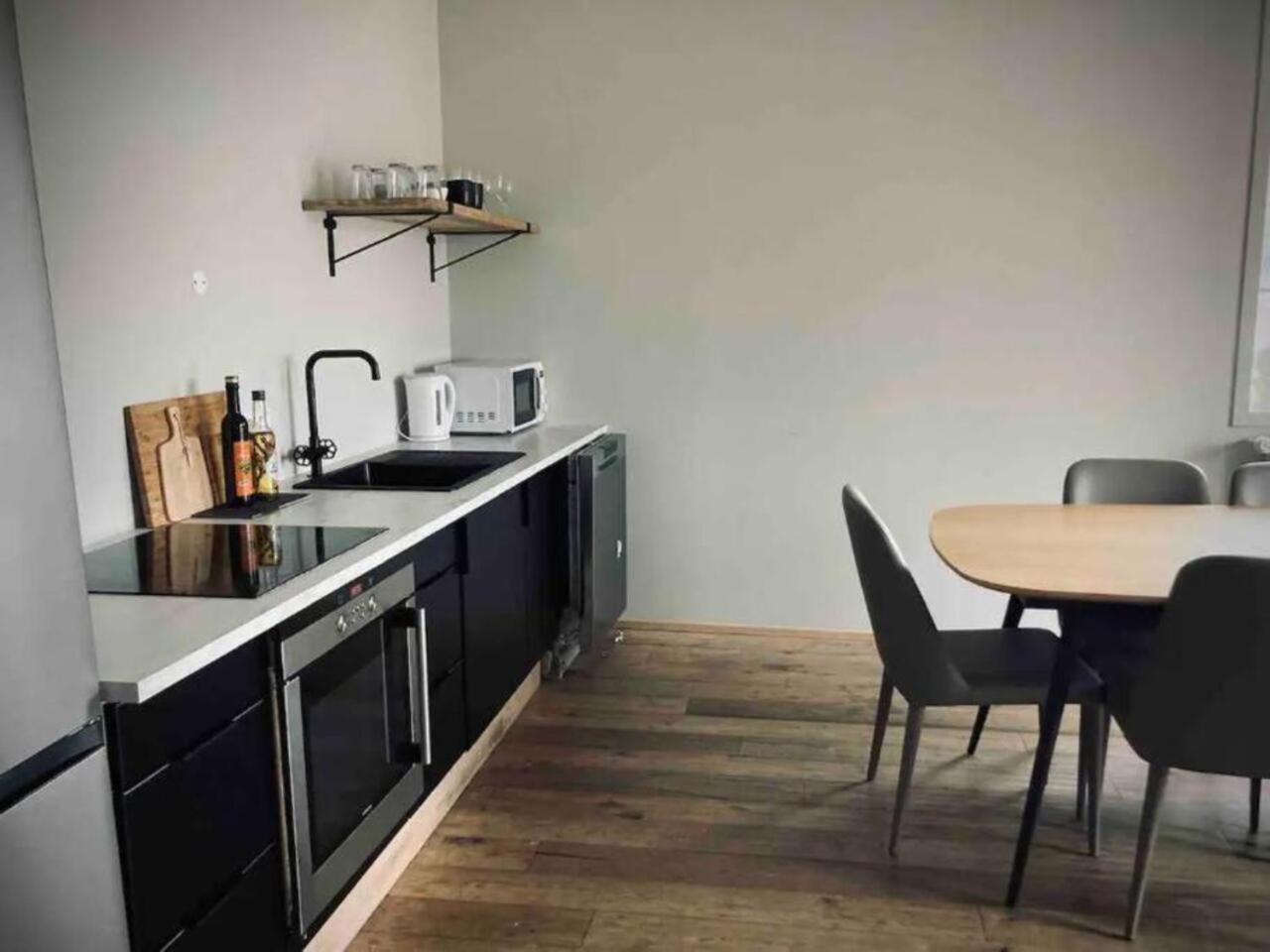 G10 Apartments อาคูเรย์รี ภายนอก รูปภาพ