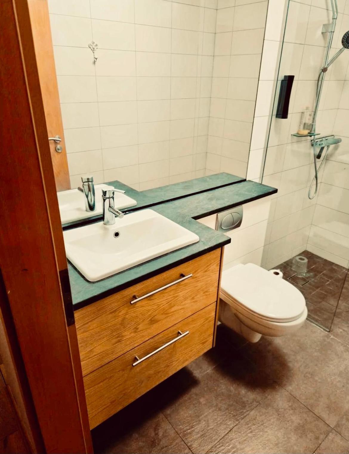 G10 Apartments อาคูเรย์รี ภายนอก รูปภาพ